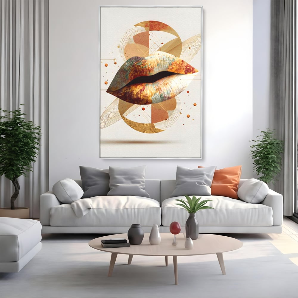 Tablou canvas cu tablou canvas cu buze aurii si forme geometrice, in rama de aluminiu argintiu, pe perete intr-un living